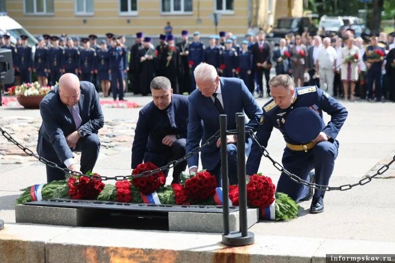 Псковичи почтили память защитников города Псковичи почтили память защитников города