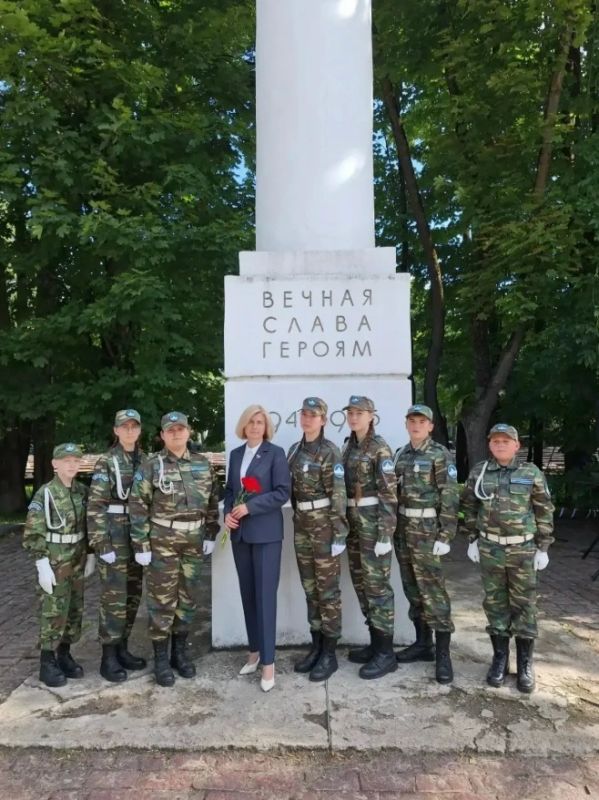 Память павших почтила в День города директор гимназии № 29 Елена Синёв