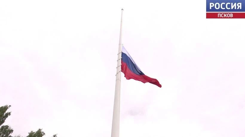 Многодетная семья Корушкиных подняла флаг на новом флагштоке на алее Победы Многодетная семья Корушкиных подняла флаг на новом флагштоке на алее Победы