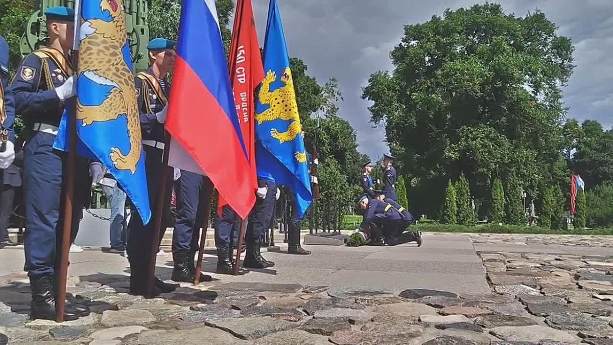Торжественно-памятное мероприятие у Могилы Неизвестного солдата состоялось в Пскове в 82-ю годовщину освобождения города от немецко-фашистских захватчиков
