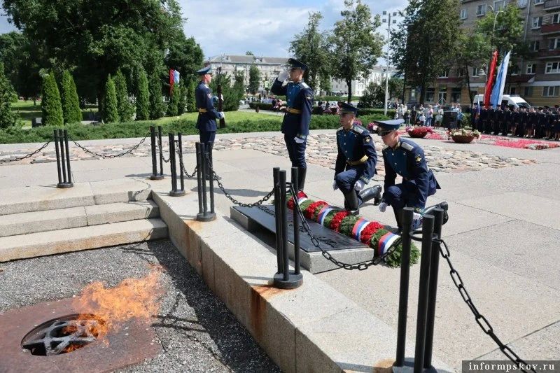 Псковичи почтили память защитников города Псковичи почтили память защитников города