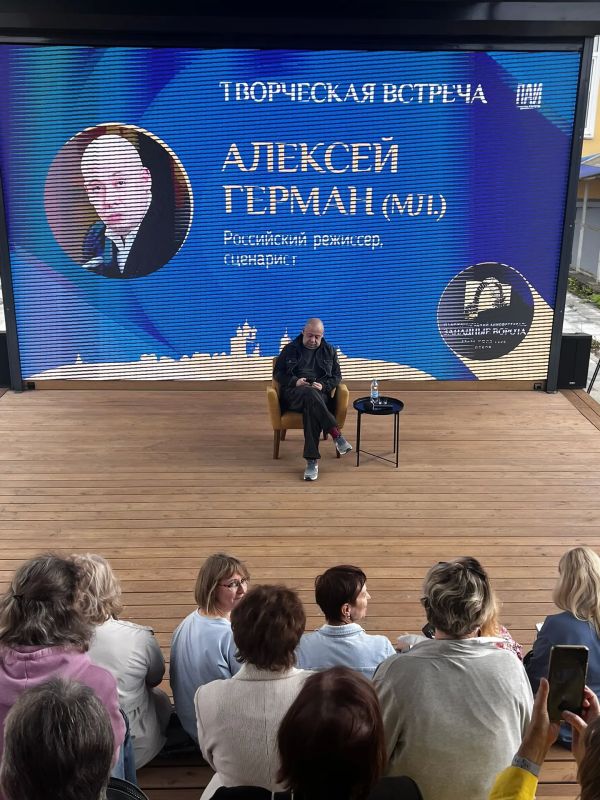 Творческая встреча с режиссером Алексеем Германом мл началась на парклете «Эфир» Псковского агентства информации Творческая встреча с режиссером Алексеем Германом мл началась на парклете «Эфир» Псковского агентства информации