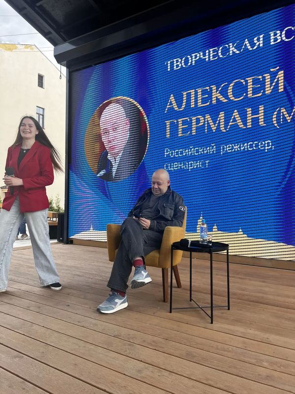 Творческая встреча с режиссером Алексеем Германом мл началась на парклете «Эфир» Псковского агентства информации Творческая встреча с режиссером Алексеем Германом мл началась на парклете «Эфир» Псковского агентства информации