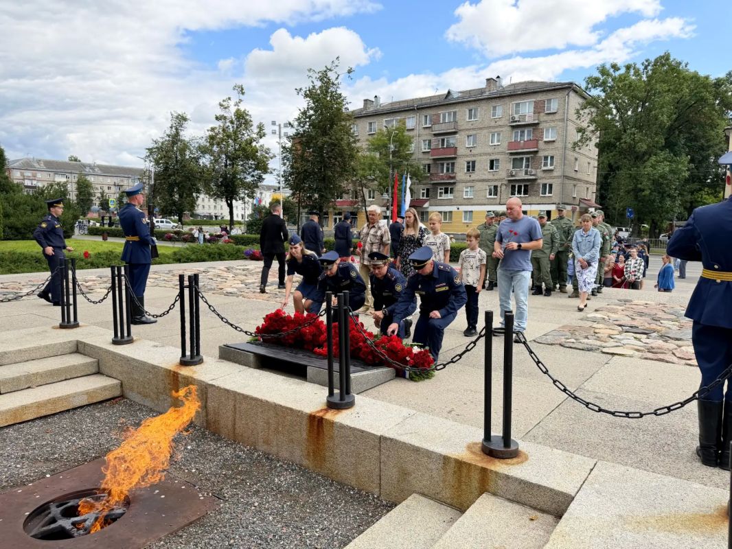 Начальник и сотрудники УФСИН приняли участие в мероприятиях ко Дню освобождения Пскова Начальник и сотрудники УФСИН приняли участие в мероприятиях ко Дню освобождения Пскова