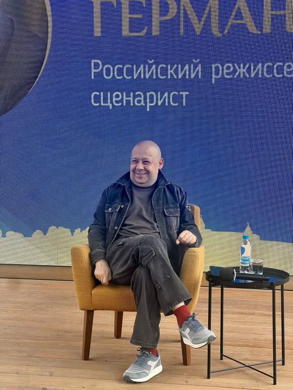 Творческая встреча с режиссером Алексеем Германом мл началась на парклете «Эфир» Псковского агентства информации Творческая встреча с режиссером Алексеем Германом мл началась на парклете «Эфир» Псковского агентства информации