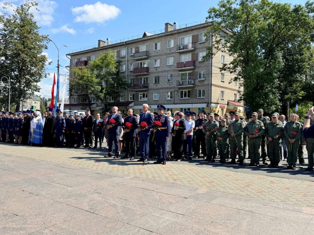 Начальник и сотрудники УФСИН приняли участие в мероприятиях ко Дню освобождения Пскова