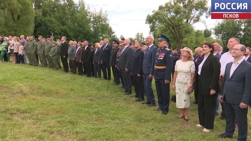 Многодетная семья Корушкиных подняла флаг на новом флагштоке на алее Победы Многодетная семья Корушкиных подняла флаг на новом флагштоке на алее Победы