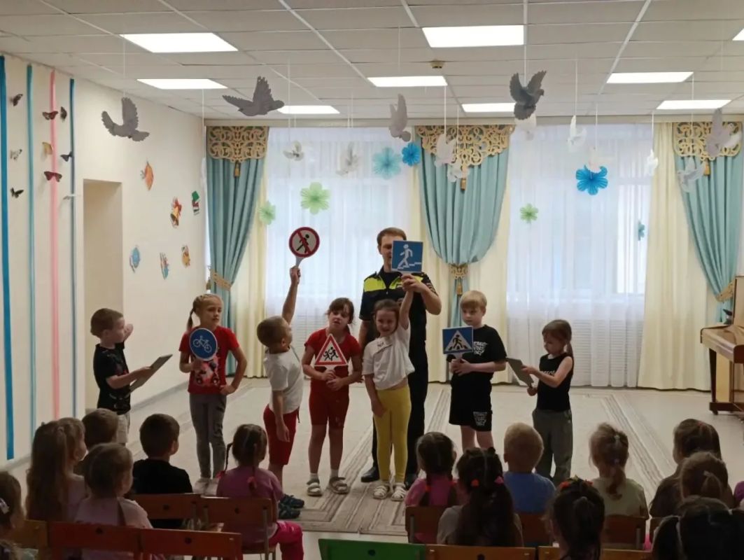 «Путешествие в страну правил дорожного движения» совершили юные великолучане «Путешествие в страну правил дорожного движения» совершили юные великолучане