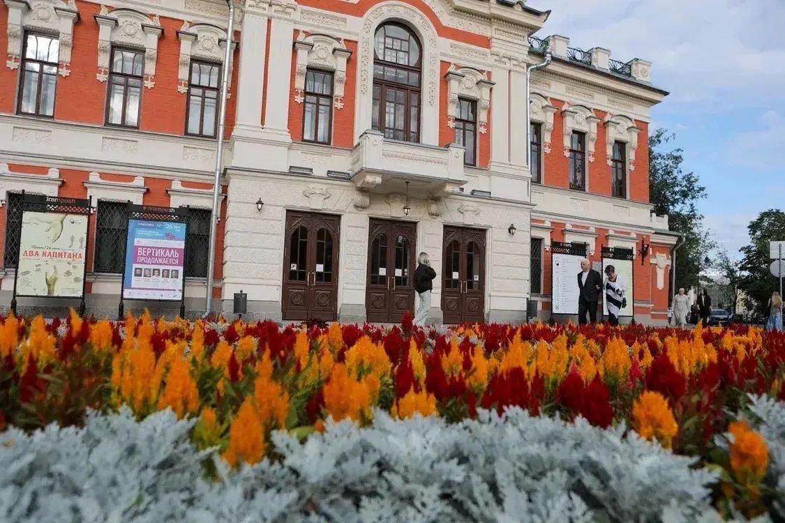 Михаил Ведерников: В прошлом году при реконструкции улицы Некрасова мы впервые предусмотрели цветочные бордюры вдоль проезжей части Михаил Ведерников: В прошлом году при реконструкции улицы Некрасова мы впервые предусмотрели цветочные бордюры вдоль проезжей части