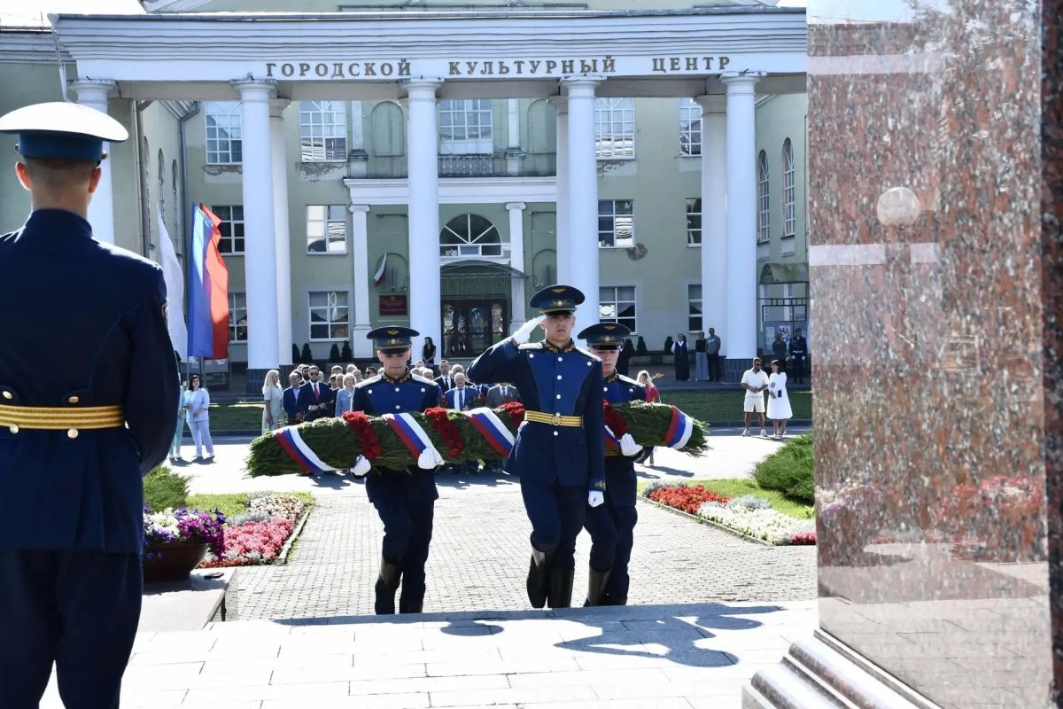 Гости из КНР и 26-ти городов России возложили цветы к Стеле городов воинской славы в Пскове Гости из КНР и 26-ти городов России возложили цветы к Стеле городов воинской славы в Пскове