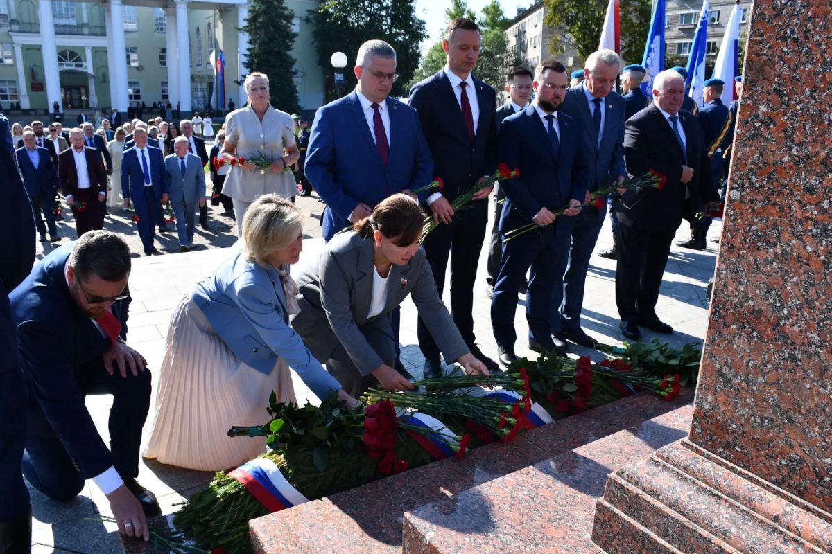 Елкин Борис: Гости из Китайской Народной Республики и 26-ти городов России возложили цветы к Стеле городов воинской славы Елкин Борис: Гости из Китайской Народной Республики и 26-ти городов России возложили цветы к Стеле городов воинской славы