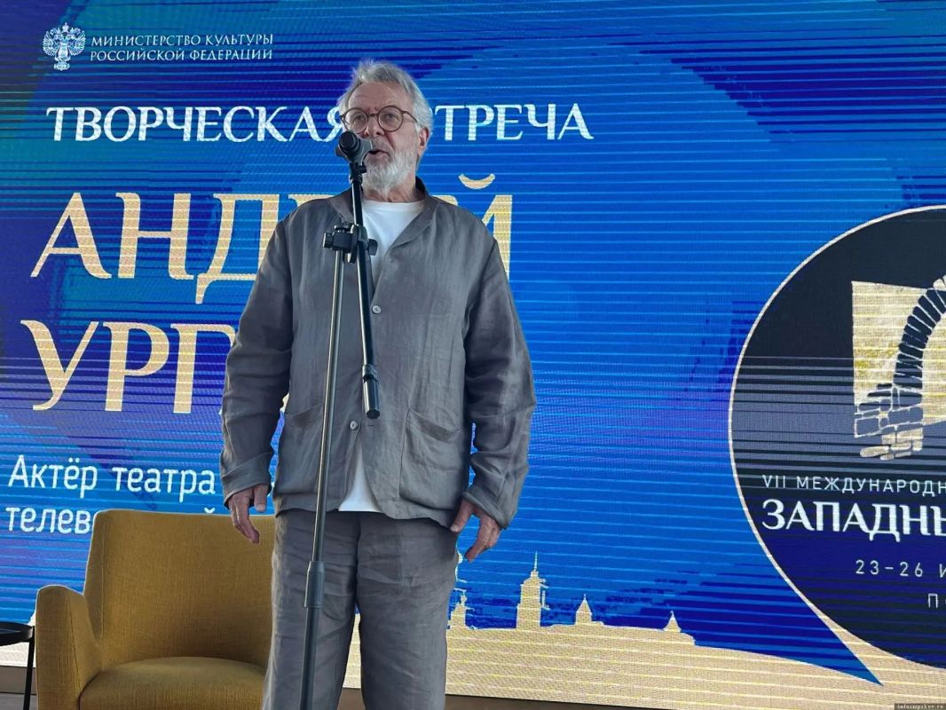 Андрей Ургант поделился курьёзными историями из театральной жизни