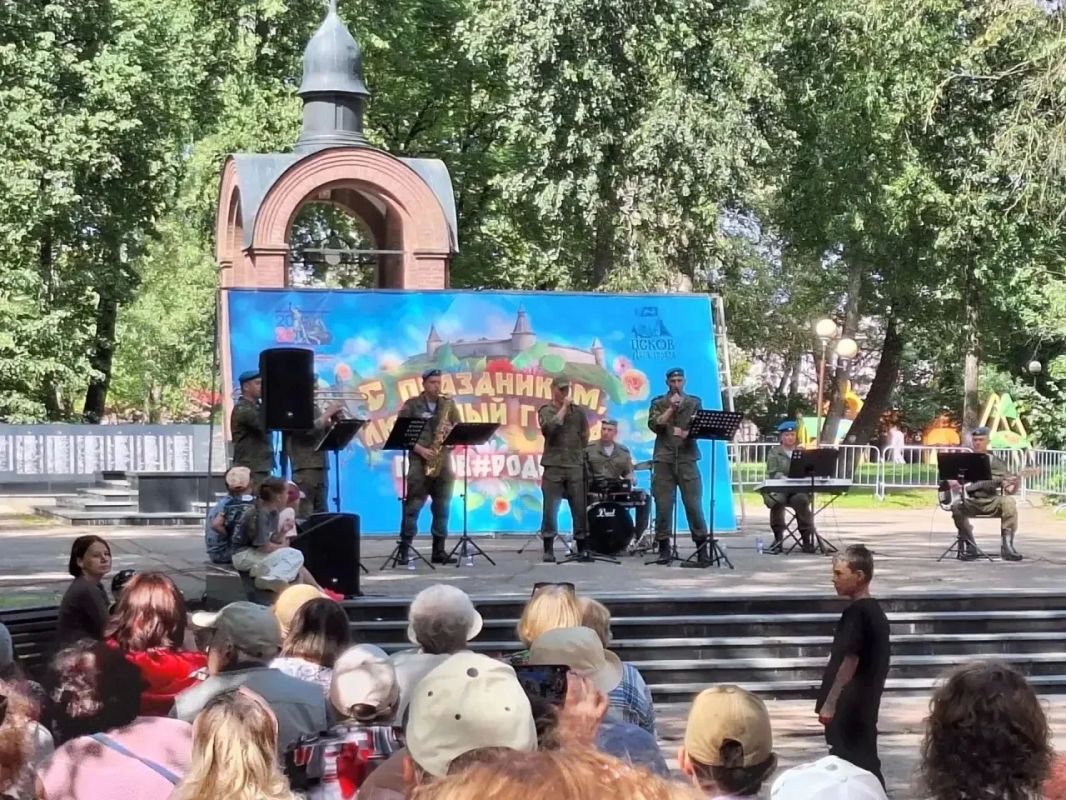 Праздничный концерт, посвящённый Дню города, прошёл в сквере у Дома офицеров