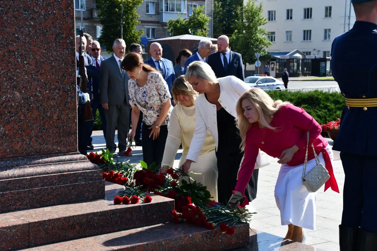 Елкин Борис: Гости из Китайской Народной Республики и 26-ти городов России возложили цветы к Стеле городов воинской славы Елкин Борис: Гости из Китайской Народной Республики и 26-ти городов России возложили цветы к Стеле городов воинской славы