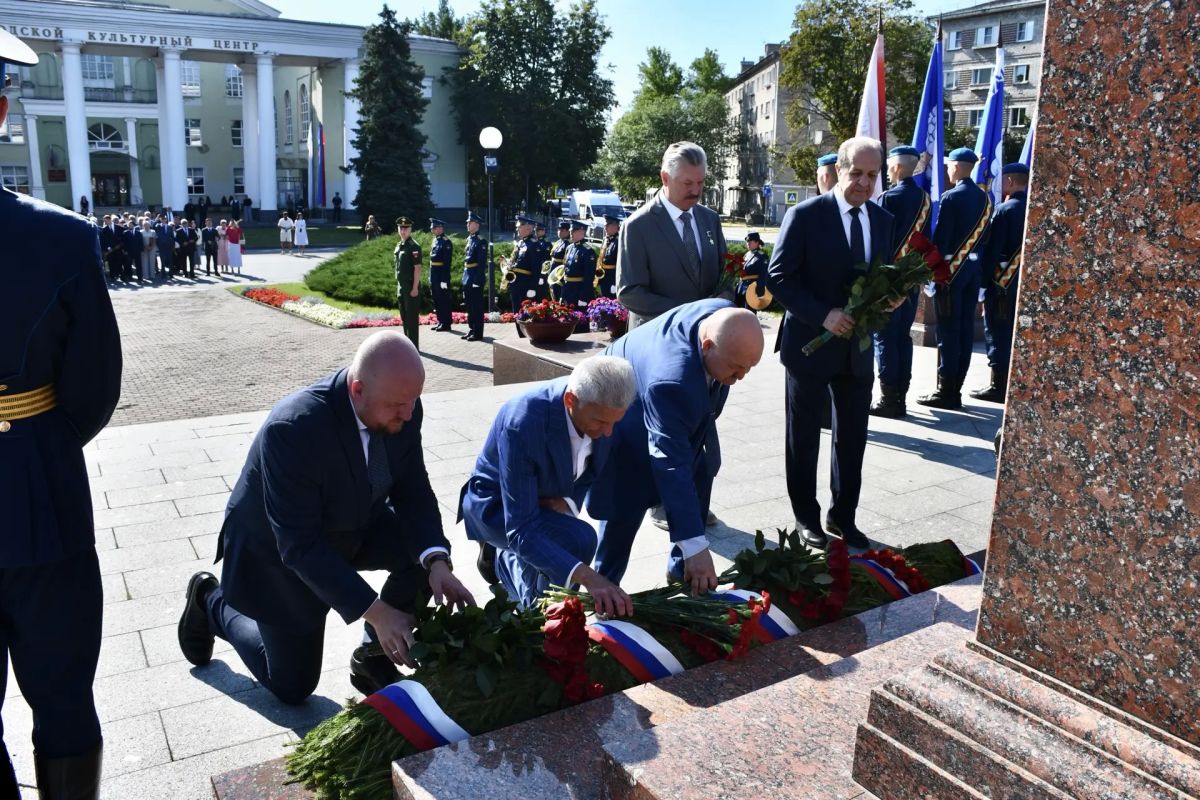 Елкин Борис: Гости из Китайской Народной Республики и 26-ти городов России возложили цветы к Стеле городов воинской славы Елкин Борис: Гости из Китайской Народной Республики и 26-ти городов России возложили цветы к Стеле городов воинской славы