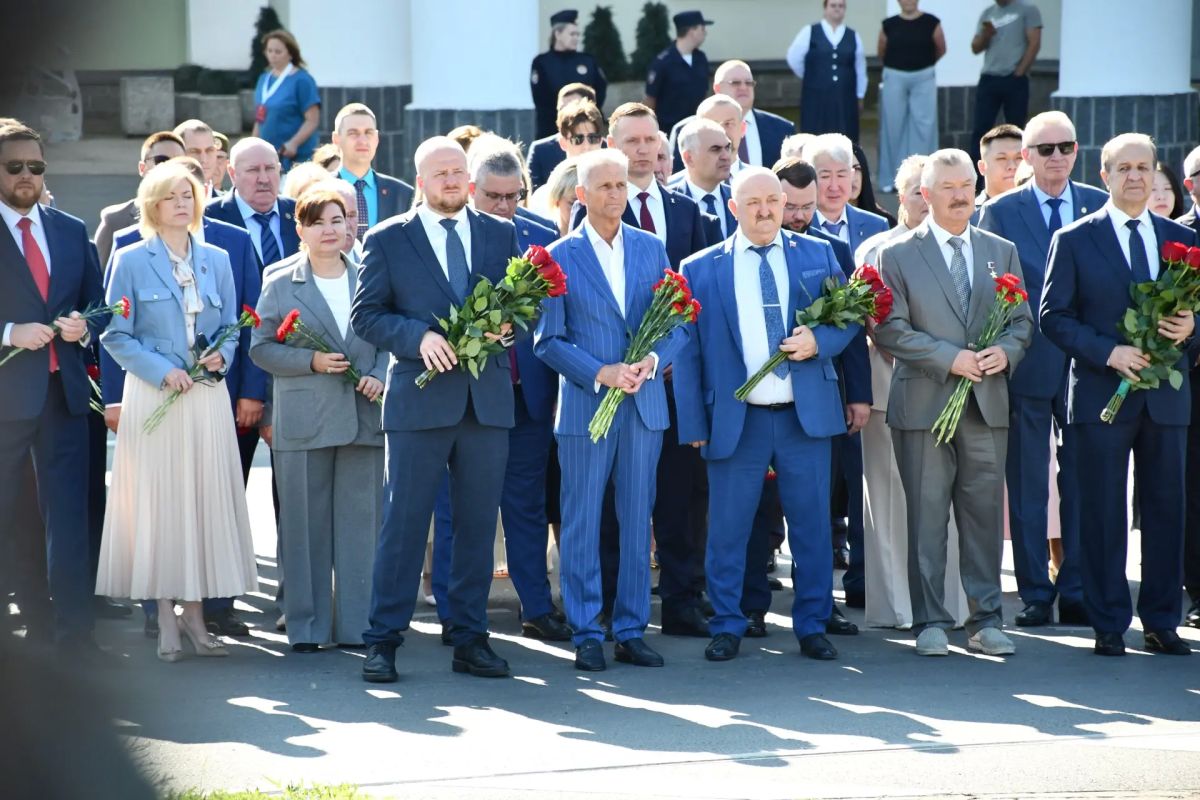 Елкин Борис: Гости из Китайской Народной Республики и 26-ти городов России возложили цветы к Стеле городов воинской славы Елкин Борис: Гости из Китайской Народной Республики и 26-ти городов России возложили цветы к Стеле городов воинской славы