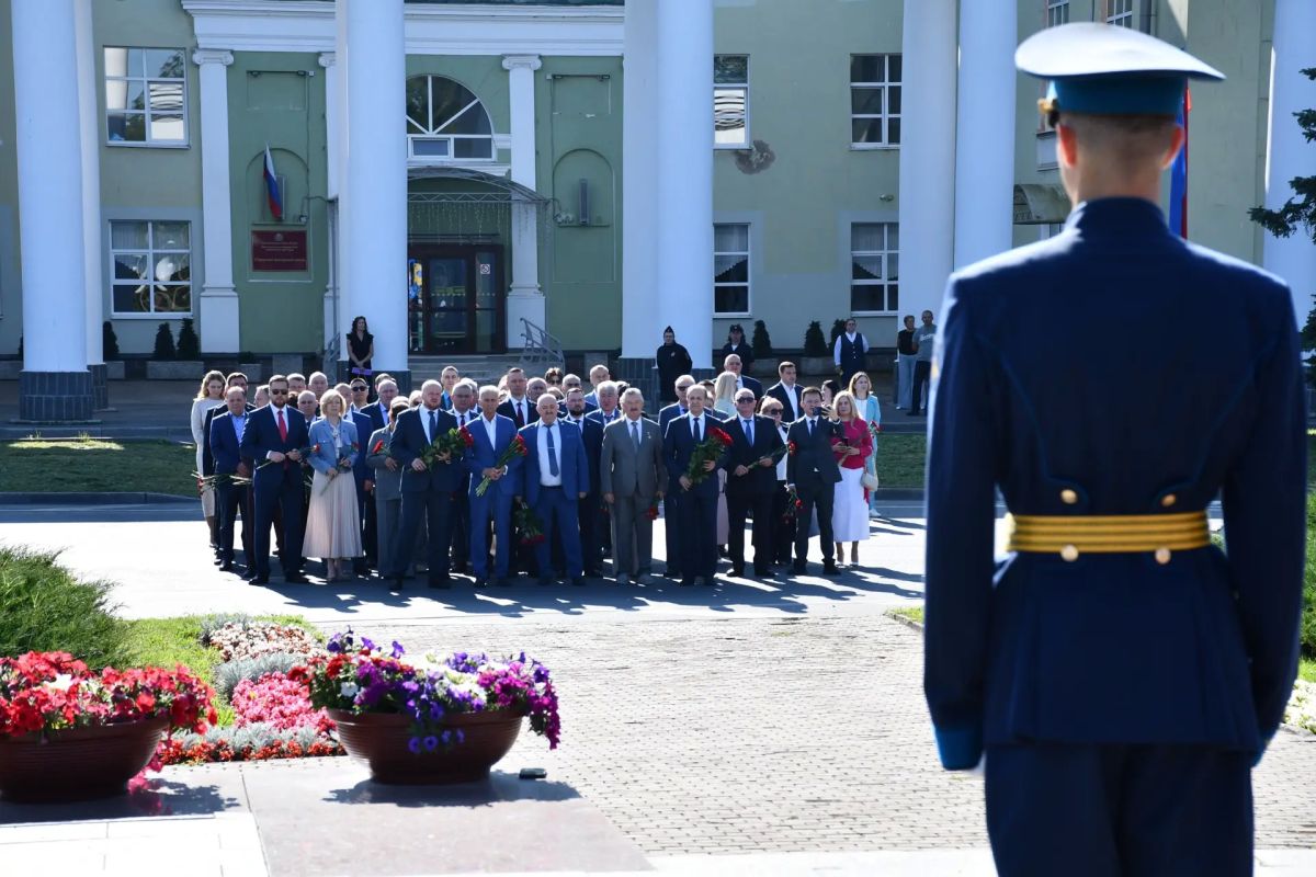 Елкин Борис: Гости из Китайской Народной Республики и 26-ти городов России возложили цветы к Стеле городов воинской славы Елкин Борис: Гости из Китайской Народной Республики и 26-ти городов России возложили цветы к Стеле городов воинской славы