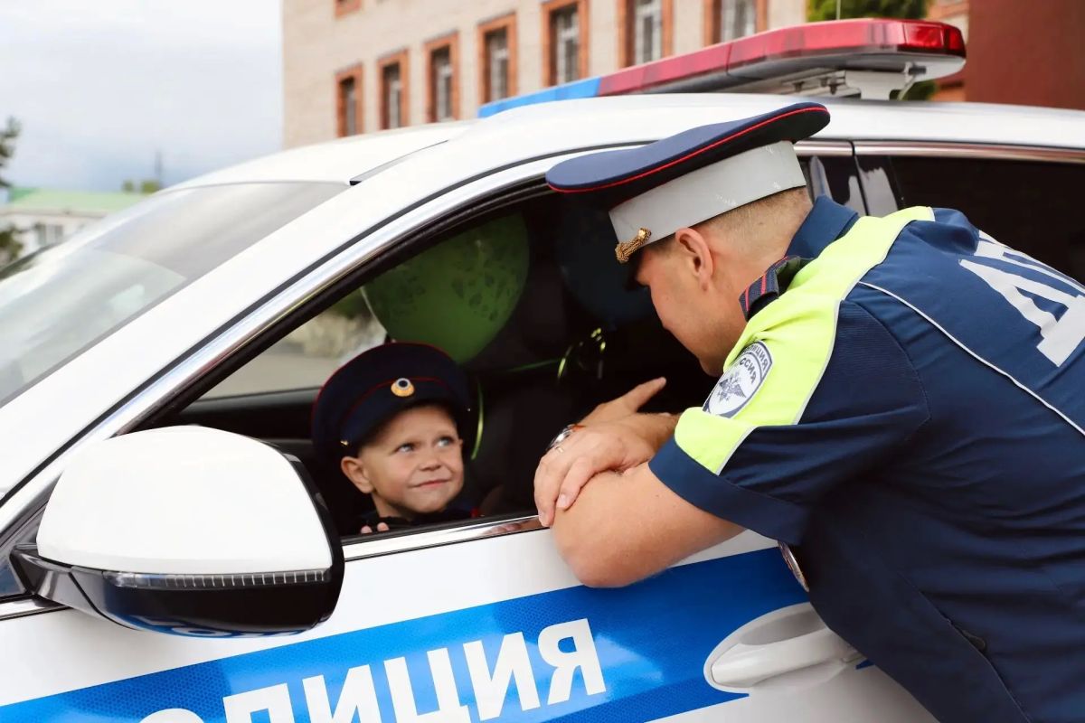 В Пскове полицейские совместно с членом Общественного совета при УМВД России по Псковской области Ириной Сидоровой поздравили с Днём рождения юного Мишу, который мечтает стать сотрудником Госавтоинспекции В Пскове полицейские совместно с членом Общественного совета при УМВД России по Псковской области Ириной Сидоровой поздравили с Днём рождения юного Мишу, который мечтает стать сотрудником Госавтоинспекции