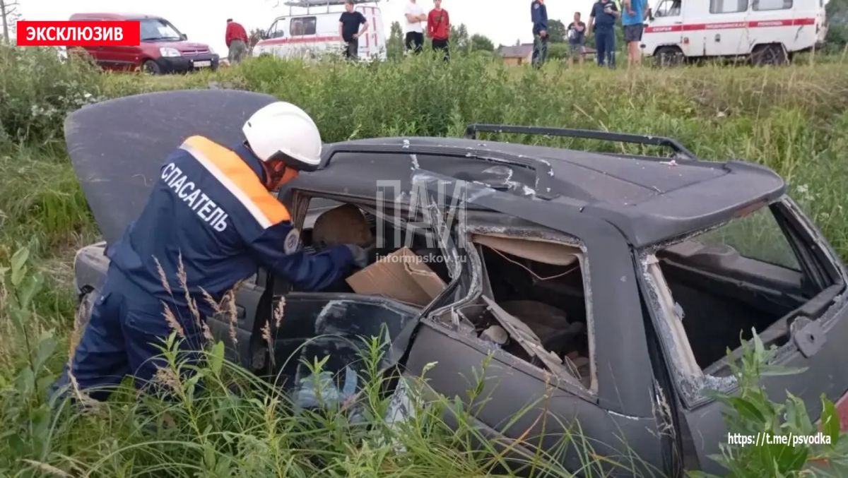 В Псковском районе, у деревни Похвальщина на повороте к улице Огурцовской, водитель автомобиля ВАЗ совершил наезд на препятствие и съезд в кювет В Псковском районе, у деревни Похвальщина на повороте к улице Огурцовской, водитель автомобиля ВАЗ совершил наезд на препятствие и съезд в кювет