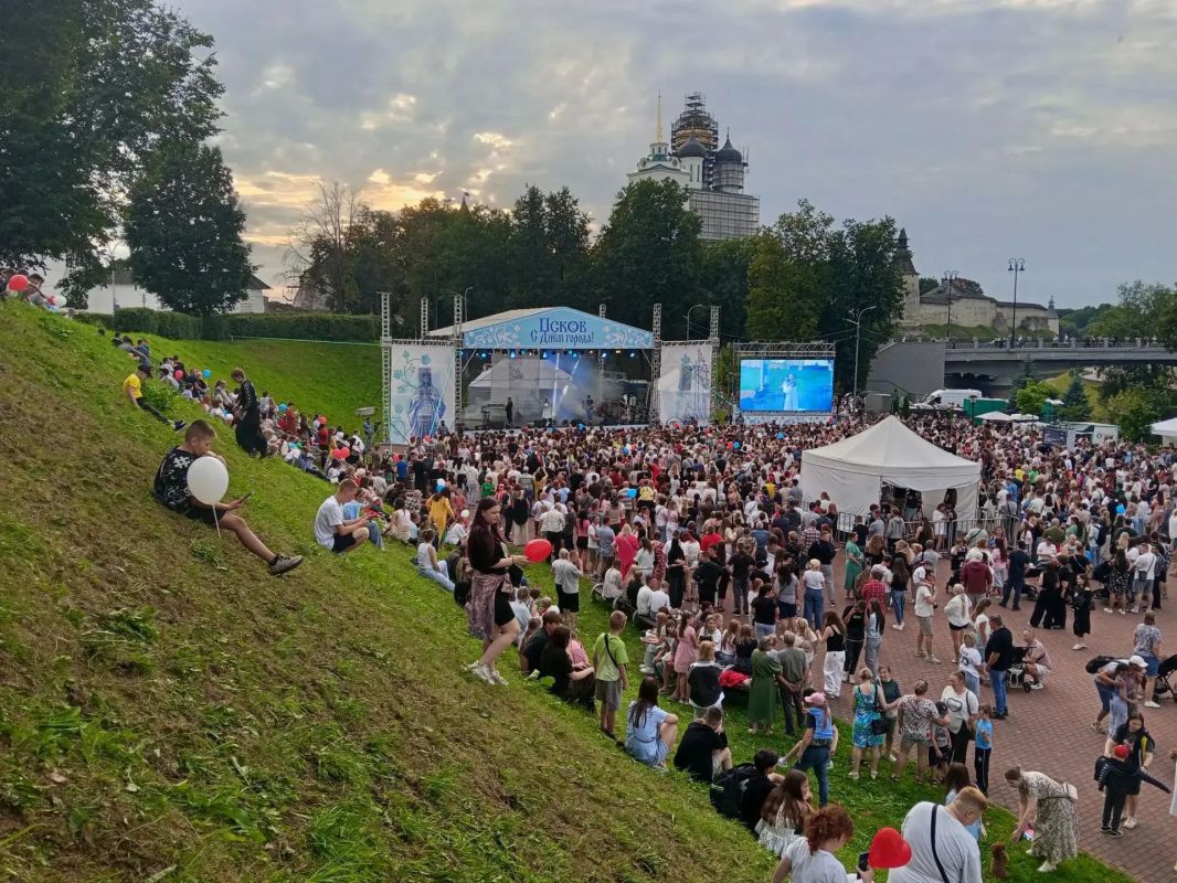 Киберфолк и хиты «Тайпан»: Псков прощается с Днем города в Финском парке Вечерний концерт проходит на центральной сцене в Финском парке в Пскове. Мероприятие стало итогом четырех праздничных дней, посвященных Дню города Киберфолк и хиты «Тайпан»: Псков прощается с Днем города в Финском парке Вечерний концерт проходит на центральной сцене в Финском парке в Пскове. Мероприятие стало итогом четырех праздничных дней, посвященных Дню города