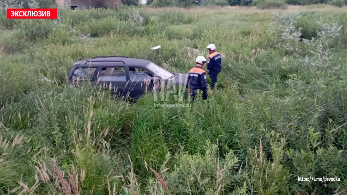В Псковском районе, у деревни Похвальщина на повороте к улице Огурцовской, водитель автомобиля ВАЗ совершил наезд на препятствие и съезд в кювет В Псковском районе, у деревни Похвальщина на повороте к улице Огурцовской, водитель автомобиля ВАЗ совершил наезд на препятствие и съезд в кювет