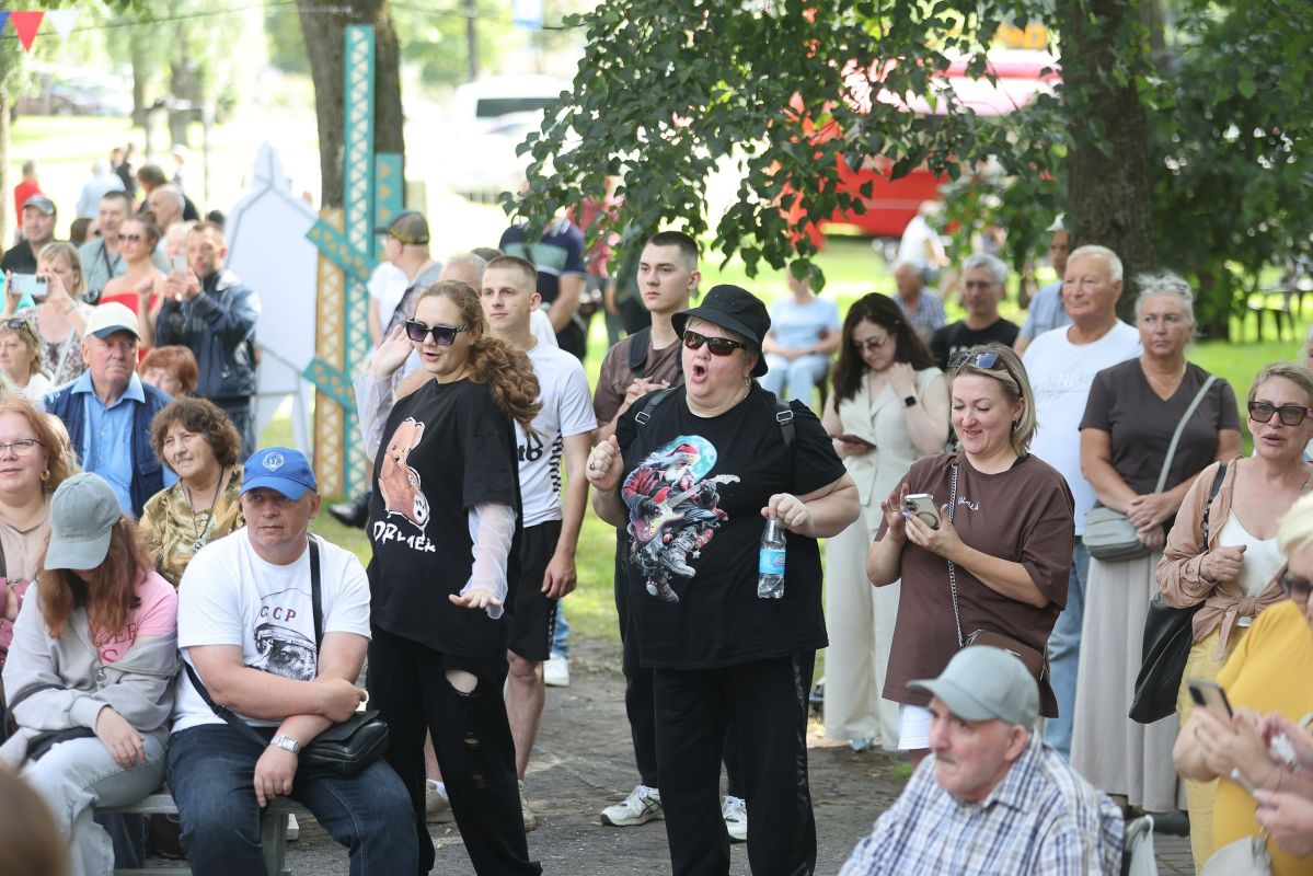 В сквере у Дома офицеров в Пскове 25 июля состоялась праздничная программа, посвящённая 82й годовщине освобождения города от немецко-фашистских захватчиков и Дню города В сквере у Дома офицеров в Пскове 25 июля состоялась праздничная программа, посвящённая 82й годовщине освобождения города от немецко-фашистских захватчиков и Дню города