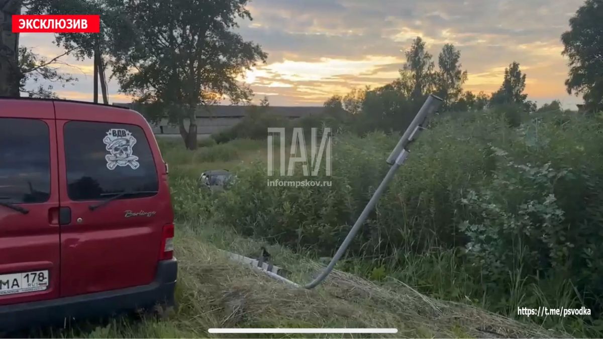 В Псковском районе, у деревни Похвальщина на повороте к улице Огурцовской, водитель автомобиля ВАЗ совершил наезд на препятствие и съезд в кювет
