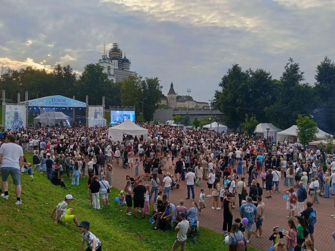 Киберфолк и хиты «Тайпан»: Псков прощается с Днем города в Финском парке Вечерний концерт проходит на центральной сцене в Финском парке в Пскове. Мероприятие стало итогом четырех праздничных дней, посвященных Дню города Киберфолк и хиты «Тайпан»: Псков прощается с Днем города в Финском парке Вечерний концерт проходит на центральной сцене в Финском парке в Пскове. Мероприятие стало итогом четырех праздничных дней, посвященных Дню города