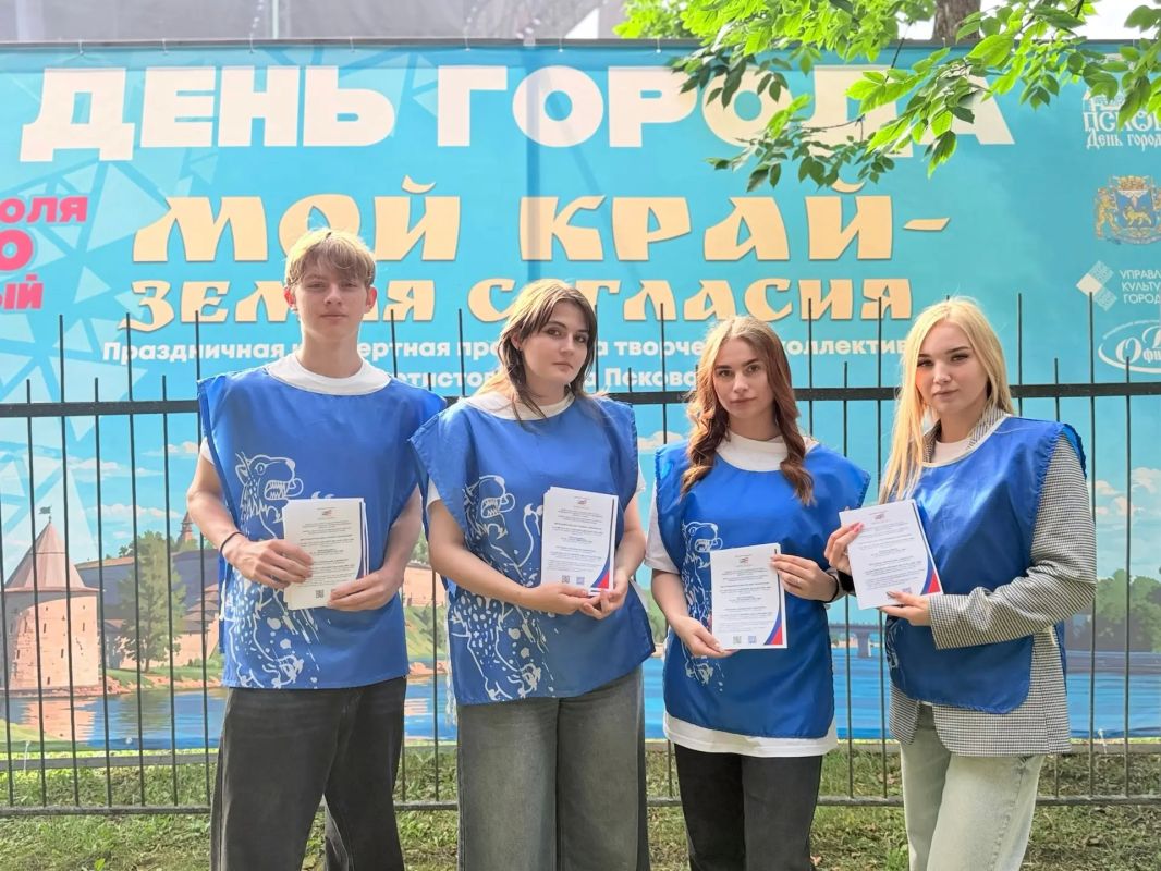 Волонтеры на выборах . . В Единый день голосования 2025 года Избирательная комиссия Псковской области успешно реализовала проект «Волонтёры на выборах», запущенный на платформе Добро.рф