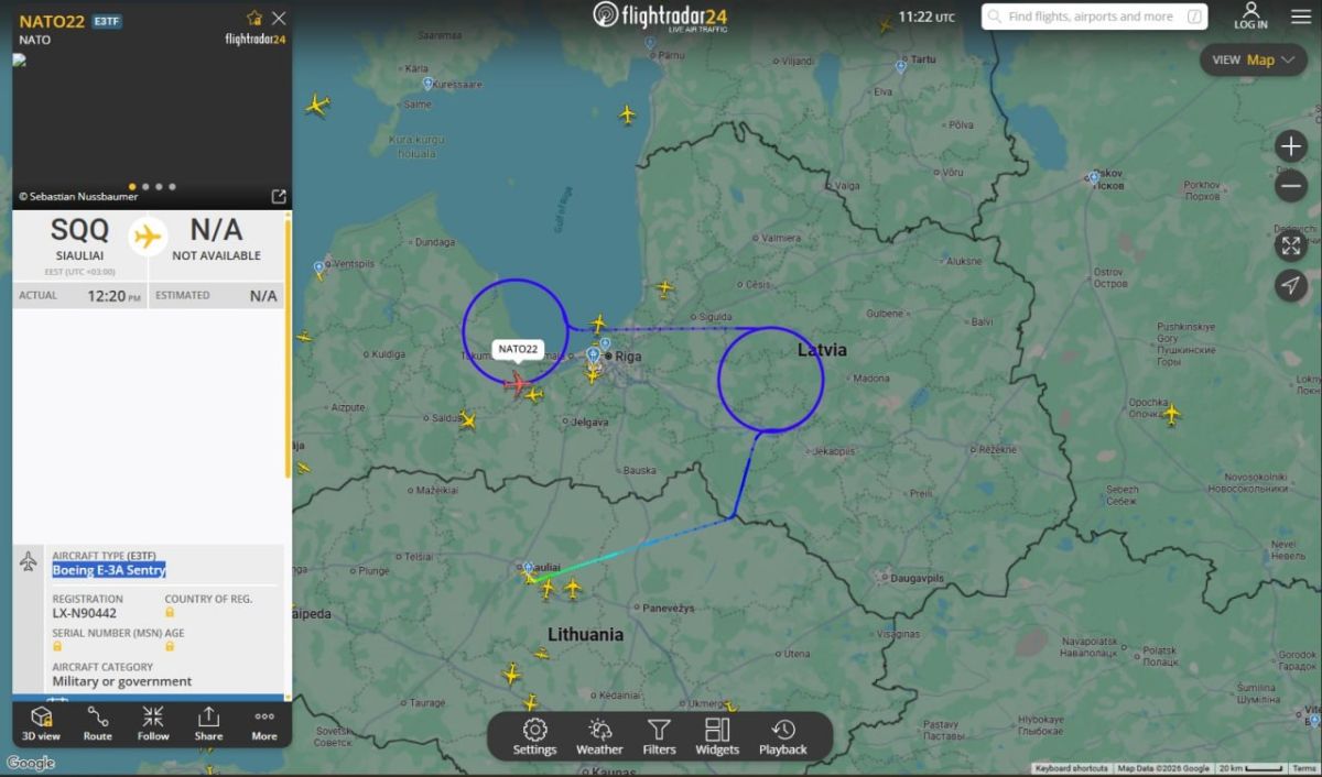 Самолет дальнего радиолокационного обнаружения Boeing E-3A Sentry вылетел с авиабазы НАТО под Шауляем и нарезает круги вдоль границы с Россией и Беларусью Самолет дальнего радиолокационного обнаружения Boeing E-3A Sentry вылетел с авиабазы НАТО под Шауляем и нарезает круги вдоль границы с Россией и Беларусью