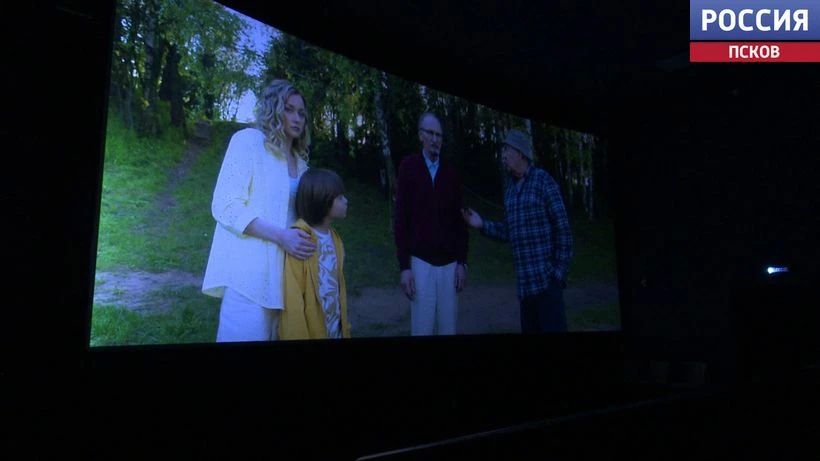 Семейный комедийный фильм "На деревню дедушке 2" уже вторые выходные подряд удерживает первую строчку по кассовым сборам в России Семейный комедийный фильм "На деревню дедушке 2" уже вторые выходные подряд удерживает первую строчку по кассовым сборам в России