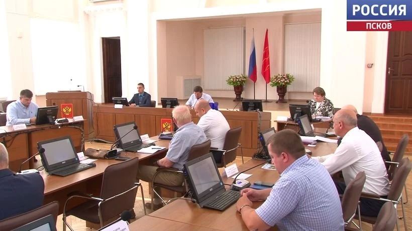 Глава Великих Лук Николай Козловский сегодня выступил с отчетом о проделанной работе за 2025 год на заседании Великолукской городской Думы