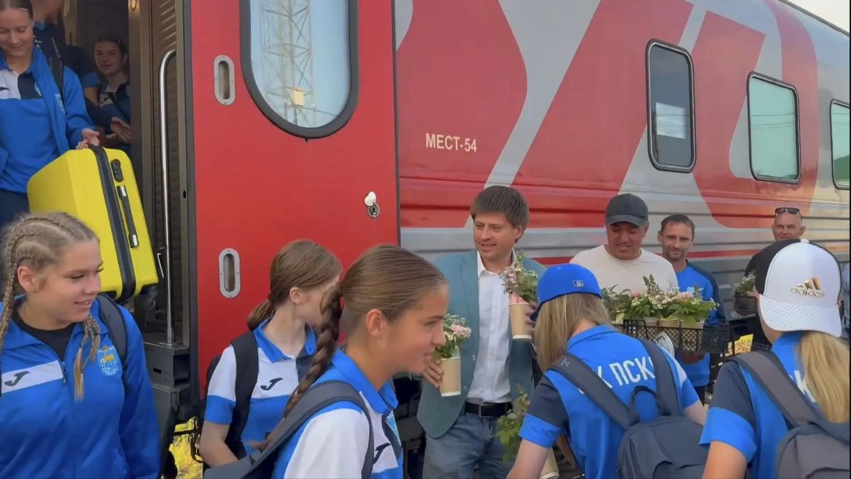 Дождались! Футболистки ФК «Псков» вернулись домой после победы Дождались! Футболистки ФК «Псков» вернулись домой после победы