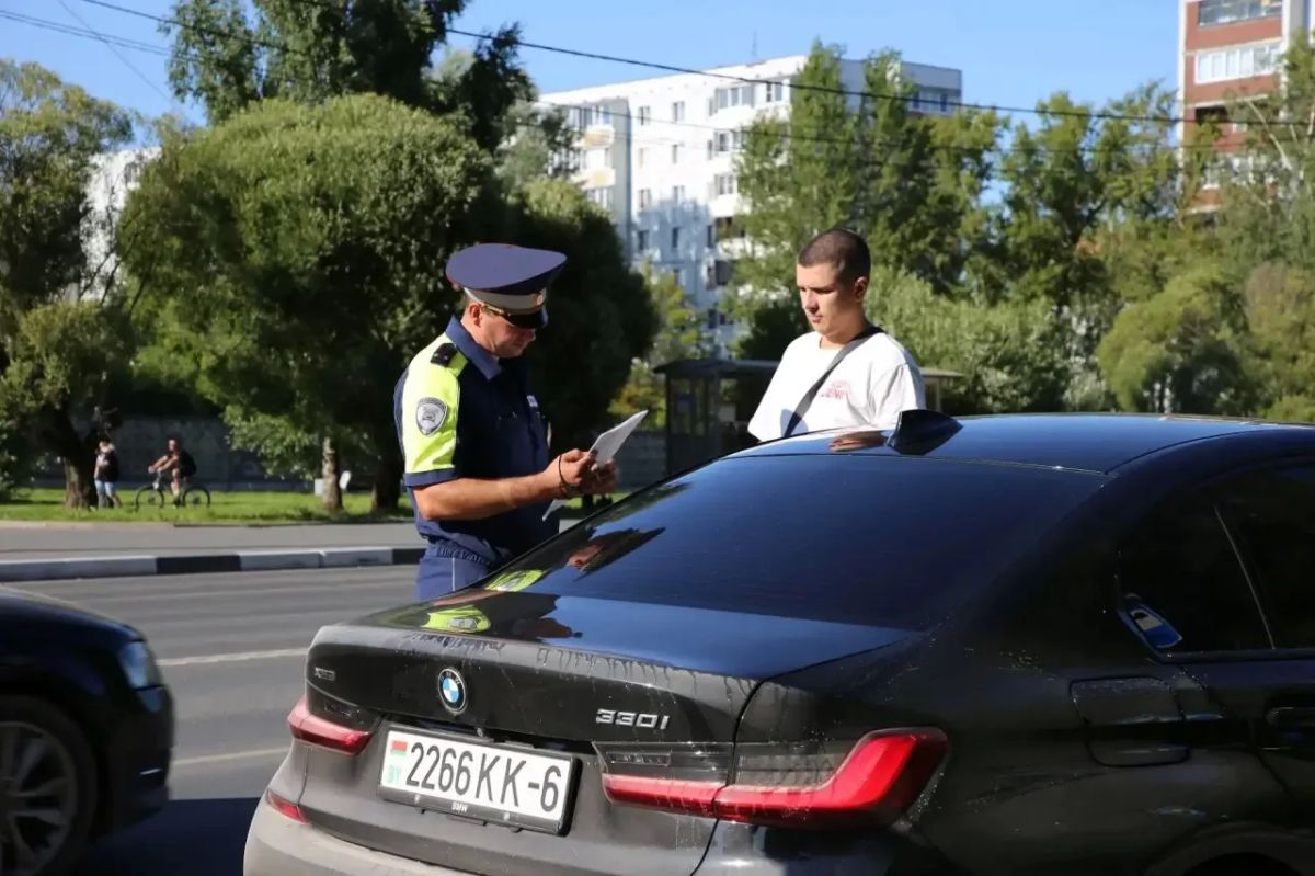 Полицейские проверили автомобили с иностранными номерами Полицейские проверили автомобили с иностранными номерами