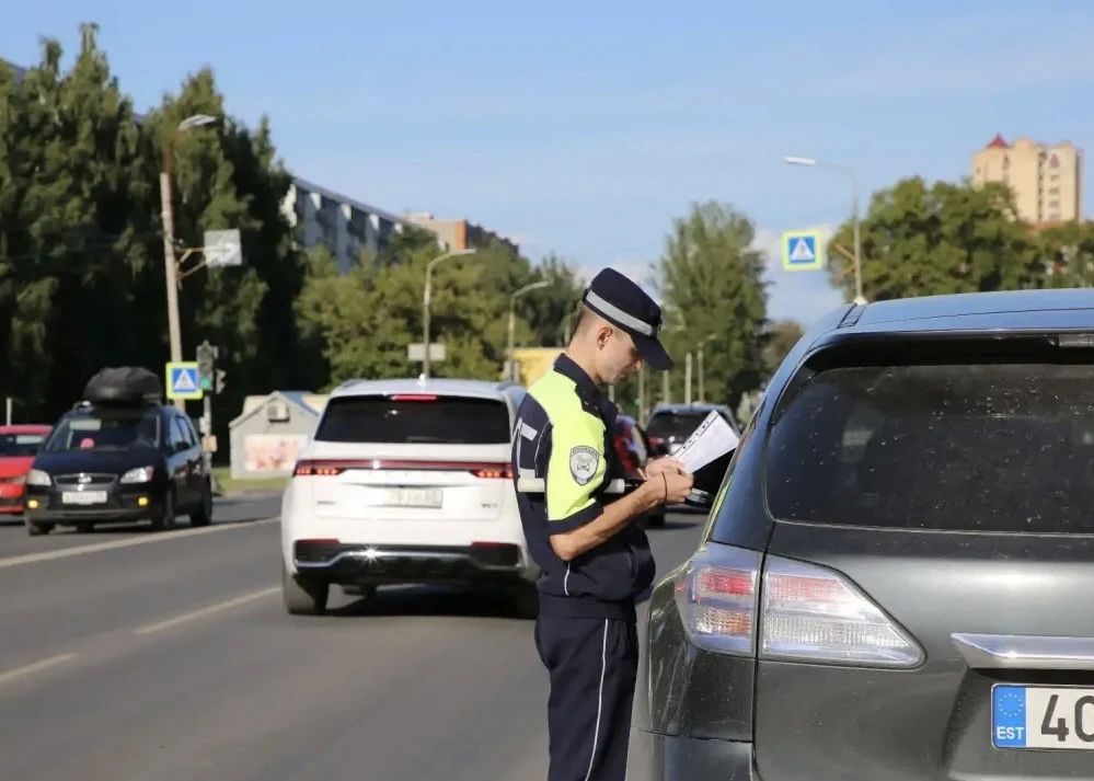 Полицейские проверили автомобили с иностранными номерами Полицейские проверили автомобили с иностранными номерами