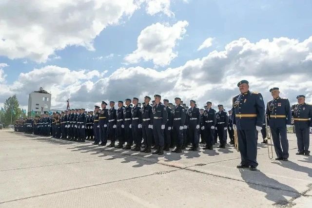 Губернатор Псковской области Михаил Ведерников поздравил жителей региона с Днём образования Воздушно-десантных войск Губернатор Псковской области Михаил Ведерников поздравил жителей региона с Днём образования Воздушно-десантных войск