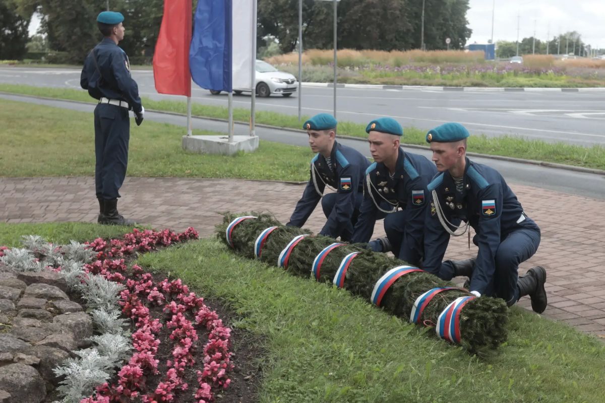Митинг памяти, приуроченный ко Дню Воздушно-десантных войск, состоялся в Пскове сегодня, 2 августа Митинг памяти, приуроченный ко Дню Воздушно-десантных войск, состоялся в Пскове сегодня, 2 августа
