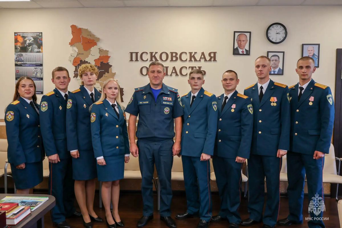 Молодые лейтенанты приступили к службе в Главном управлении МЧС России по Псковской области Молодые лейтенанты приступили к службе в Главном управлении МЧС России по Псковской области