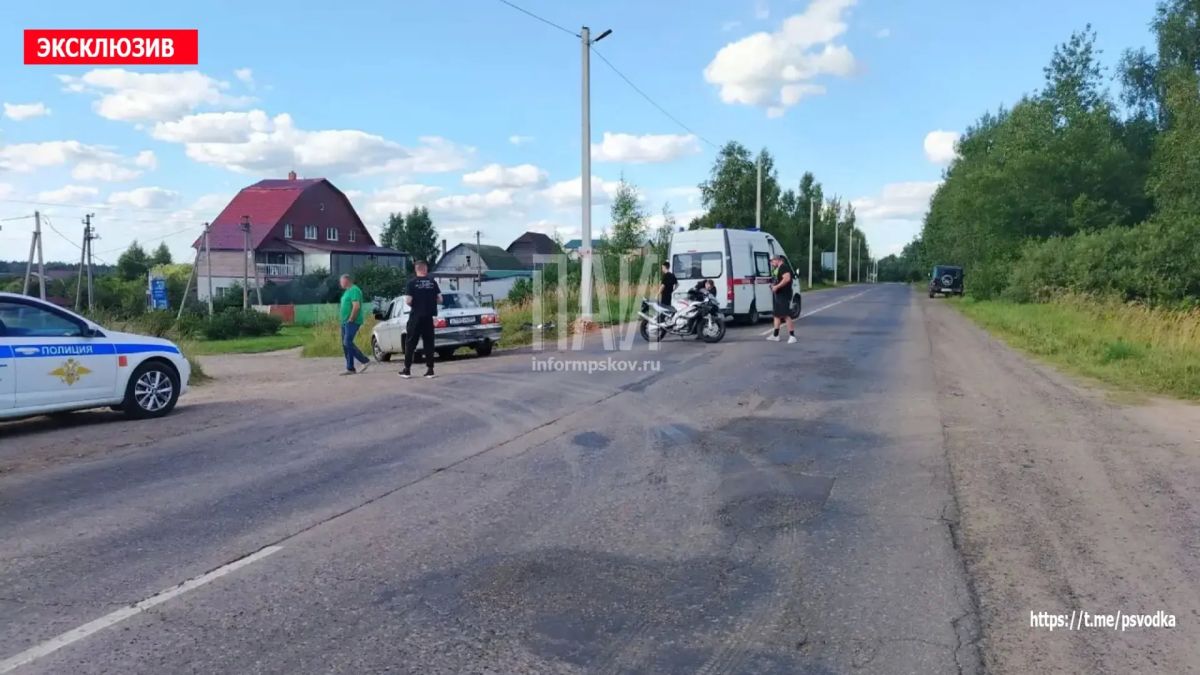 В Великих Луках, на улице Дубовой у дома 11, произошло попутное столкновение мотоцикла и автомобиля «Волга» В Великих Луках, на улице Дубовой у дома 11, произошло попутное столкновение мотоцикла и автомобиля «Волга»