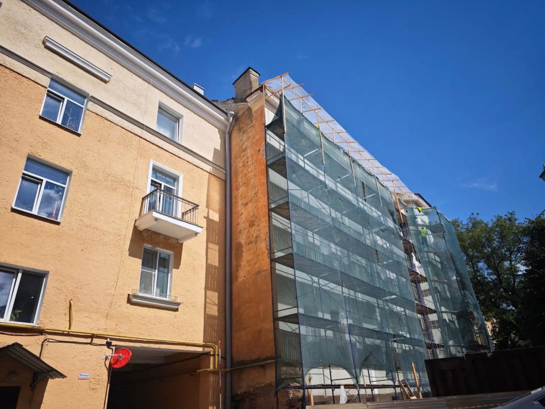 В Пскове реставрируют фасад здания, в котором жил Ленин В Пскове реставрируют фасад здания, в котором жил Ленин