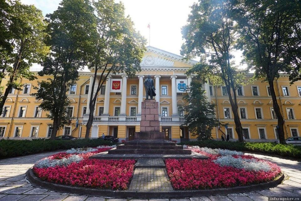 Реставрацию фасада здания правительства Псковской области завершат к 2027 году