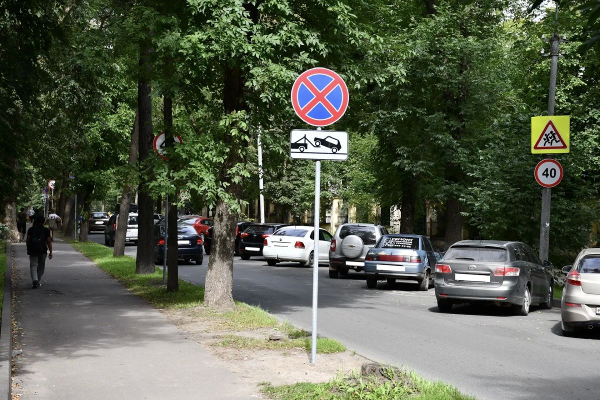 Комментируем ситуацию с установкой знаков «Остановка запрещена» на улице Кузнецкой Комментируем ситуацию с установкой знаков «Остановка запрещена» на улице Кузнецкой