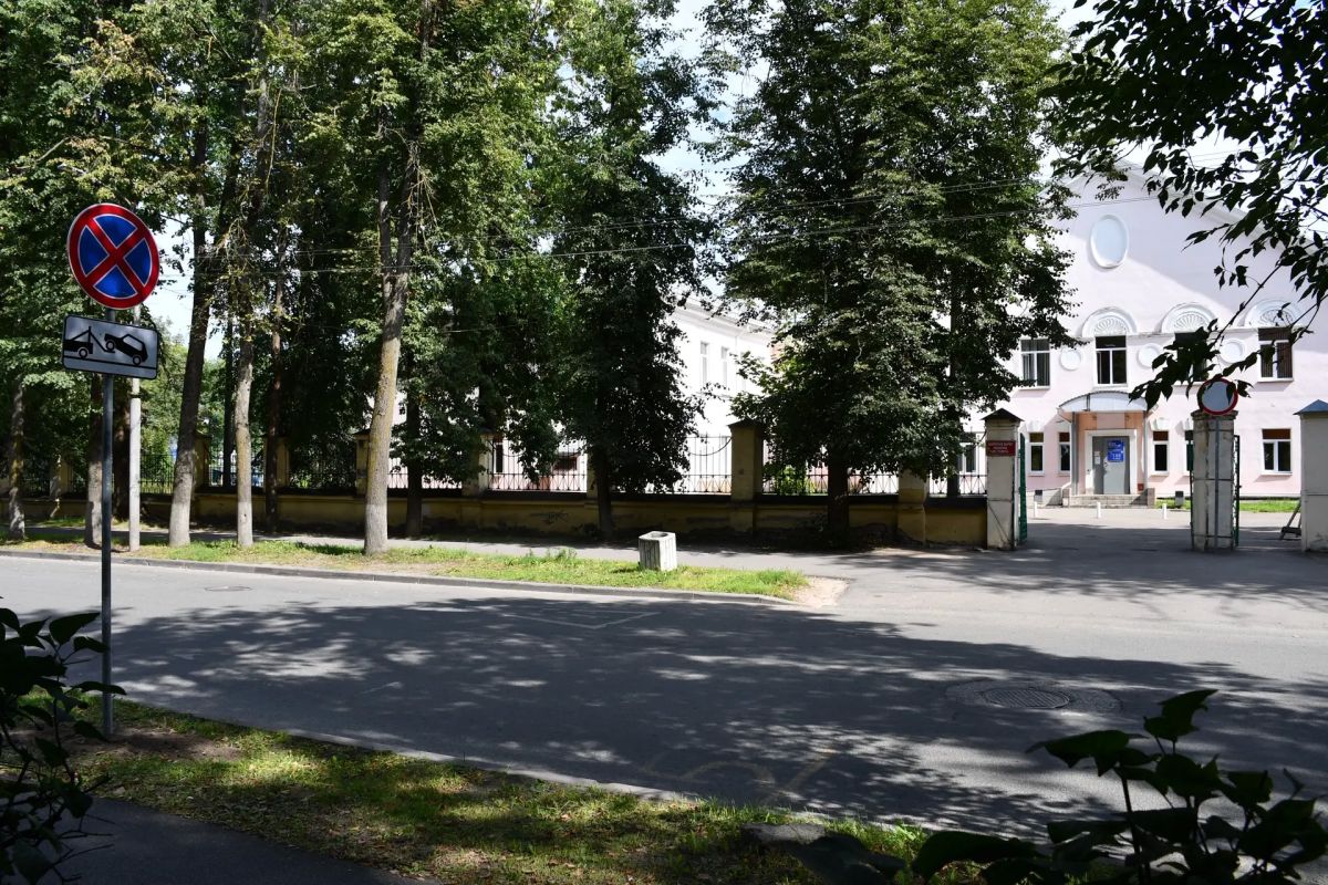 Комментируем ситуацию с установкой знаков «Остановка запрещена» на улице Кузнецкой Комментируем ситуацию с установкой знаков «Остановка запрещена» на улице Кузнецкой