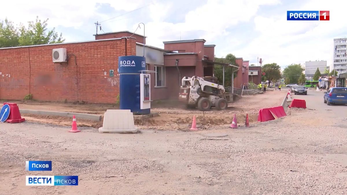 На улице Коммунальной в Пскове идут ремонтные работы На улице Коммунальной в Пскове идут ремонтные работы