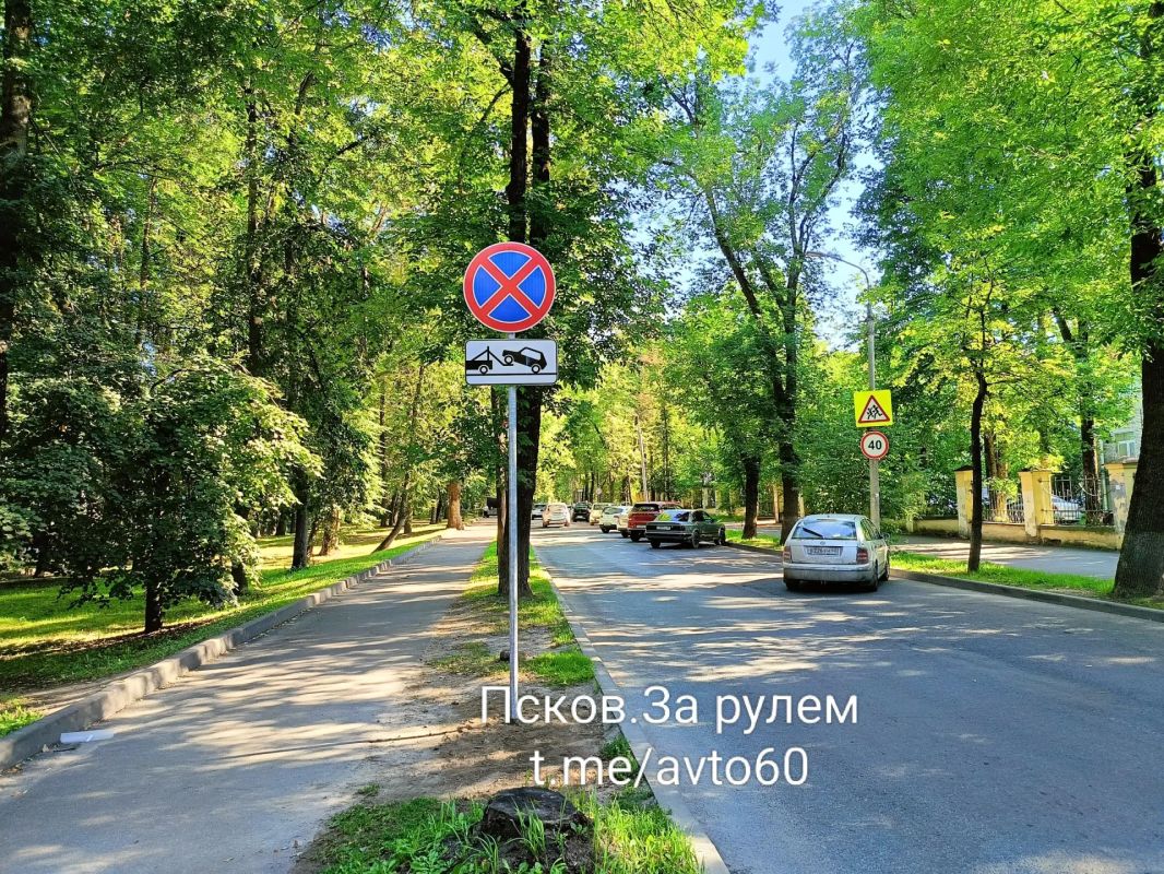 На ул.Кузнецкой в Пскове сегодня устанавливают дорожные знаки «Остановка запрещена»