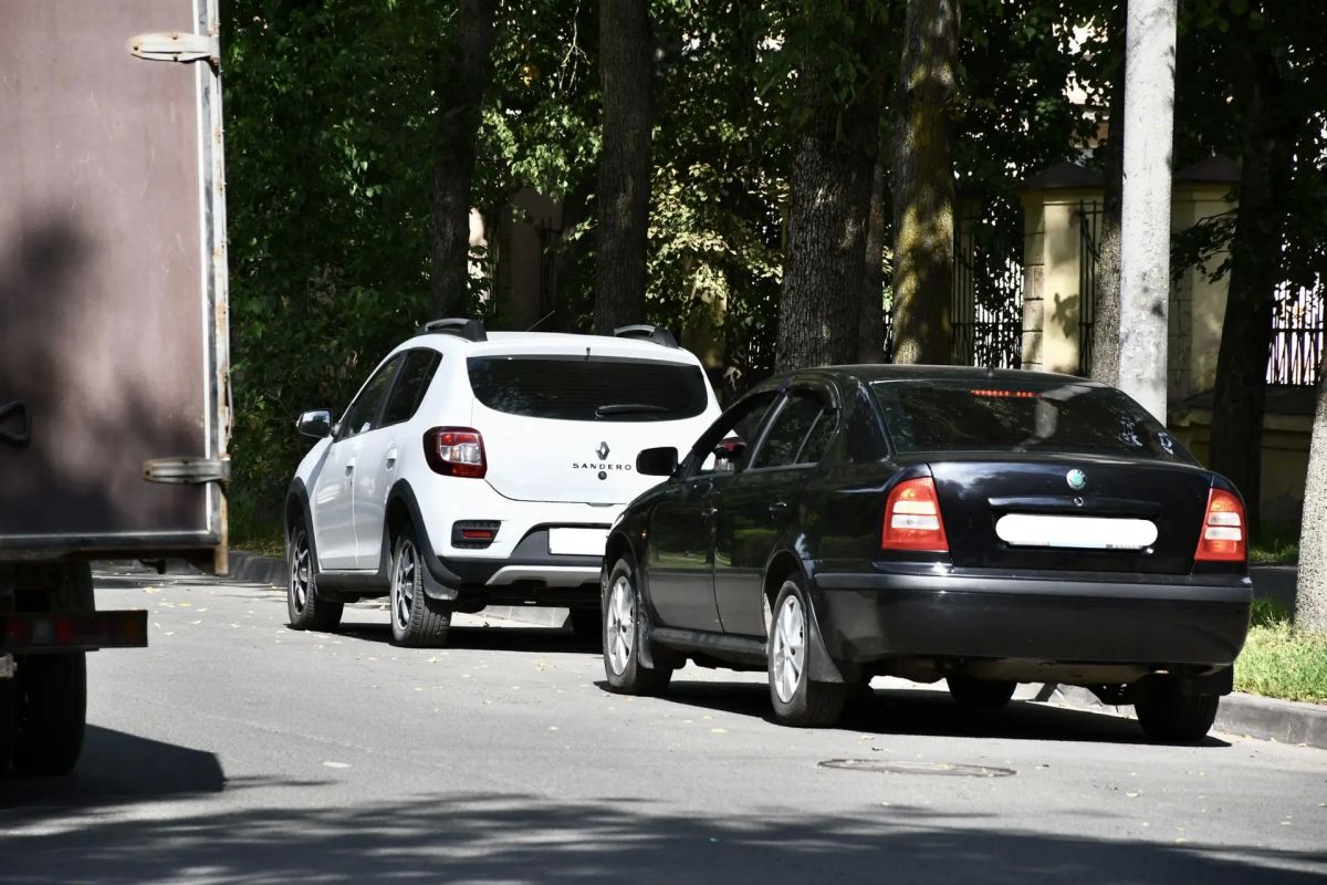 Комментируем ситуацию с установкой знаков «Остановка запрещена» на улице Кузнецкой Комментируем ситуацию с установкой знаков «Остановка запрещена» на улице Кузнецкой