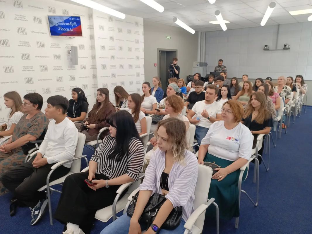 Прямо сейчас в медиацентре ПАИ — настоящий медиа-ликбез для участников программы «Здравствуй, Россия!» Прямо сейчас в медиацентре ПАИ — настоящий медиа-ликбез для участников программы «Здравствуй, Россия!»