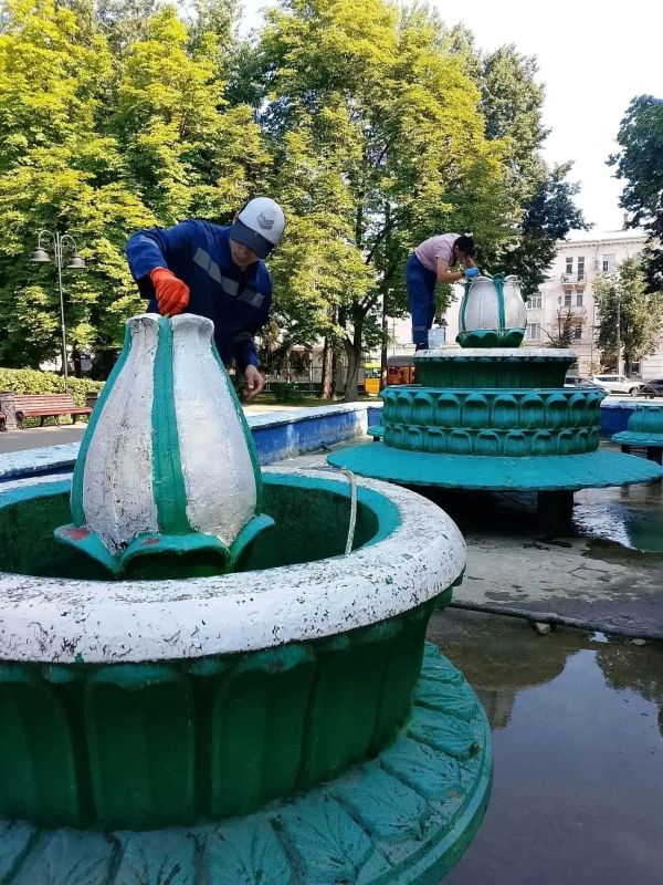 В Великих Луках начался ремонт фонтана на площади Рокоссовского