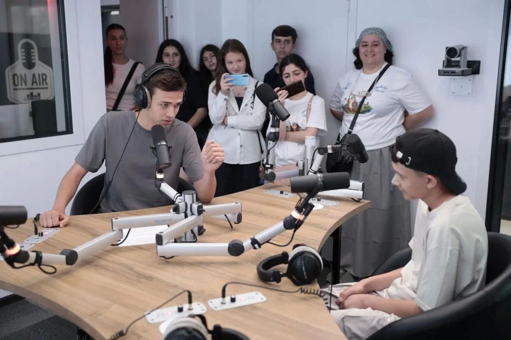 «Здравствуй, Россия!»: молодёжь из разных стран мира познакомилась с работой СМИ в Псковской области «Здравствуй, Россия!»: молодёжь из разных стран мира познакомилась с работой СМИ в Псковской области