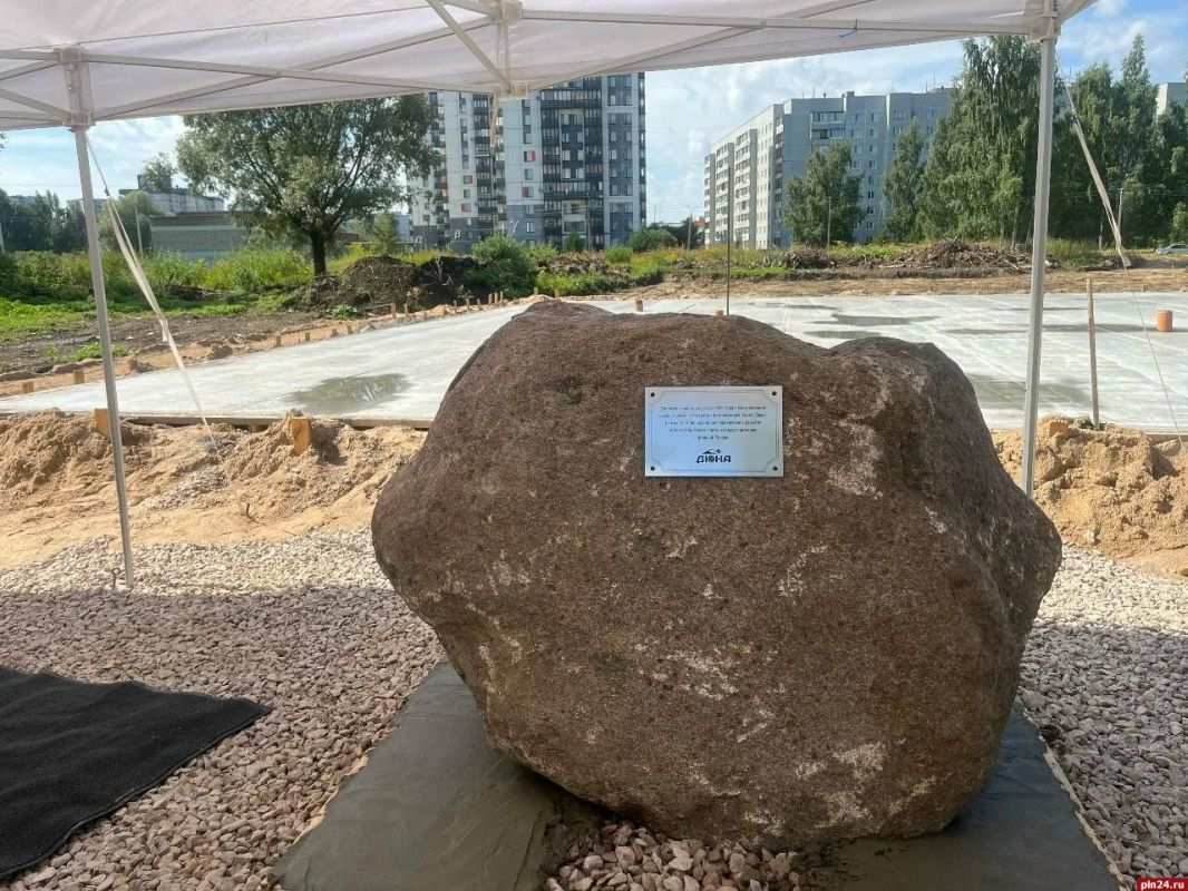 Первый камень на месте будущего центра пляжных видов спорта «Дюна» заложили в Пскове Первый камень на месте будущего центра пляжных видов спорта «Дюна» заложили в Пскове